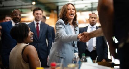 how-kamala-harris-is-dressing-for-the-campaign-trail