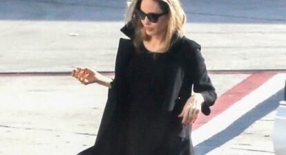 angelina-jolie-sports-an-unexpected-airport-shoe